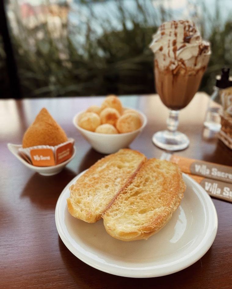 Café da manhã com pão na chapa, coxinha e pão de queijo
