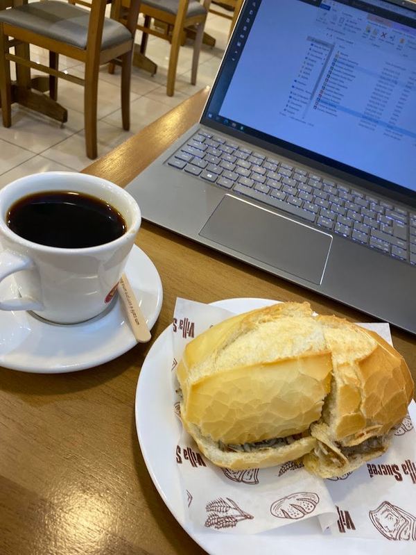 Pão na chapa com café