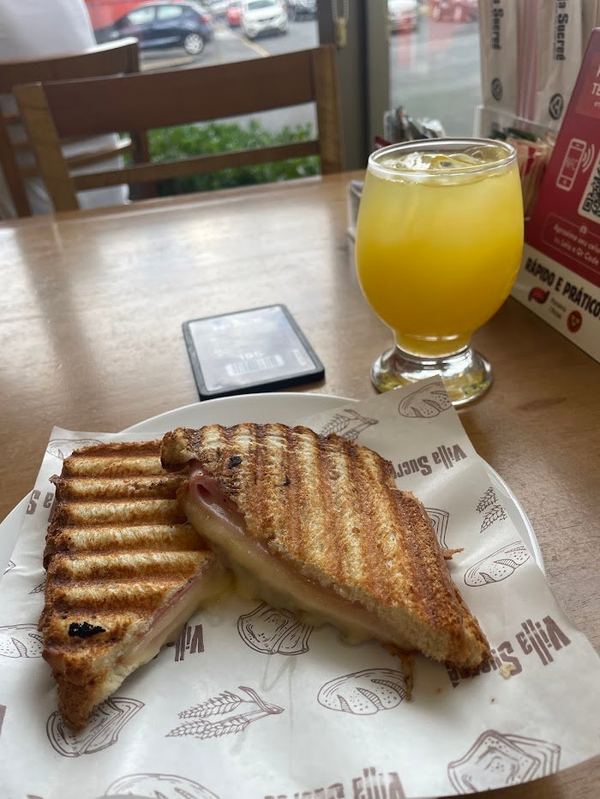 Queijo quente e suco